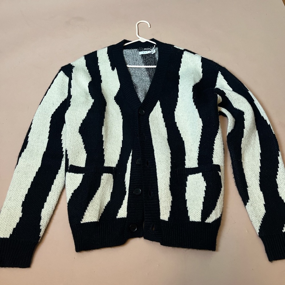 Mnml Black and white cardigan (s)